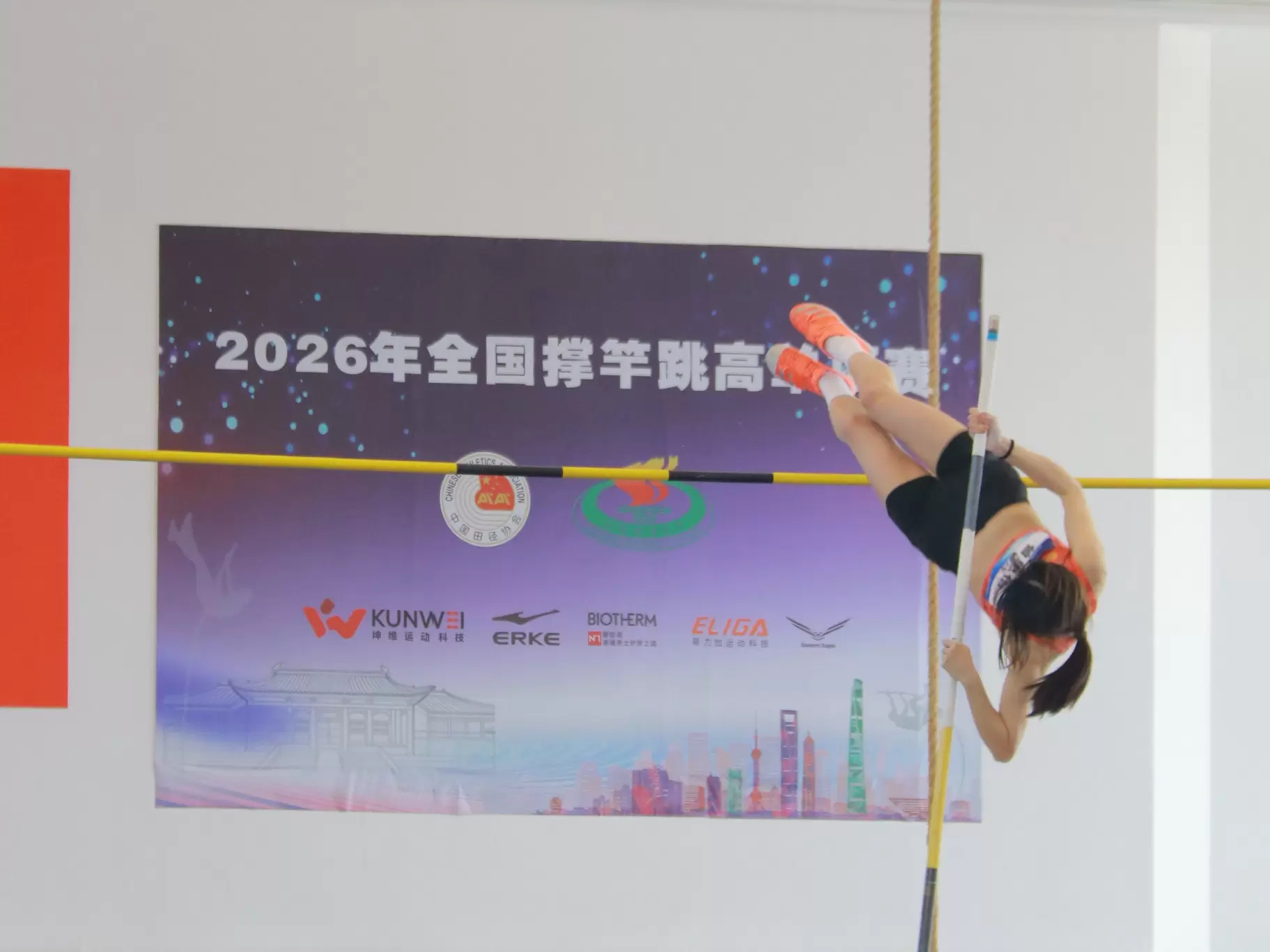 New Height at 5.86m! Kunwei Sports Technology Backs 2026 National Pole Vault Shanghai Legs